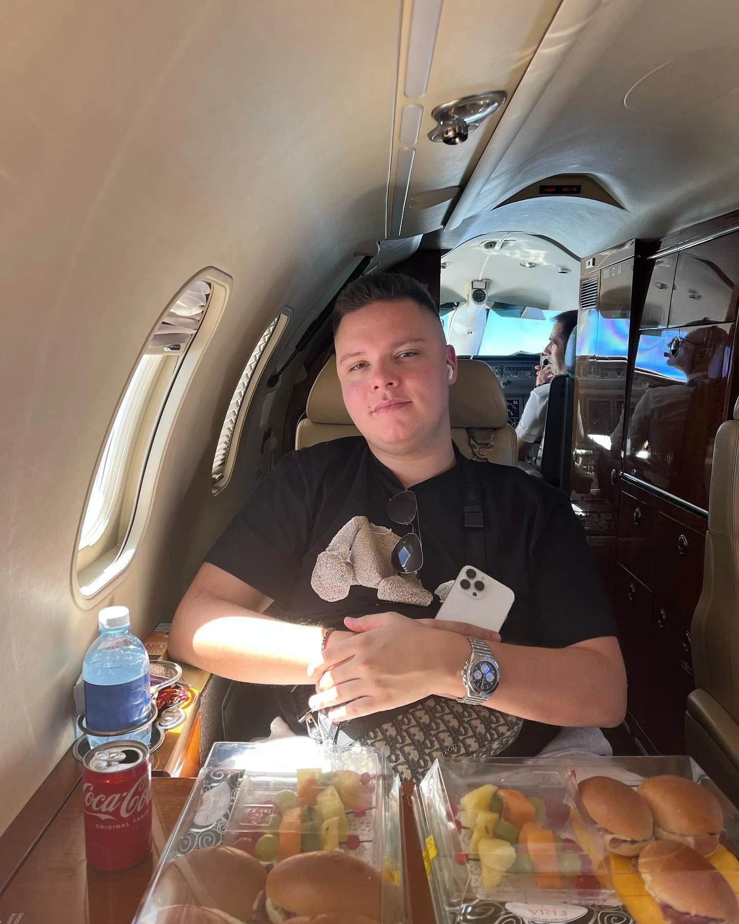 VitaPvPey assis dans la cabine d’un avion