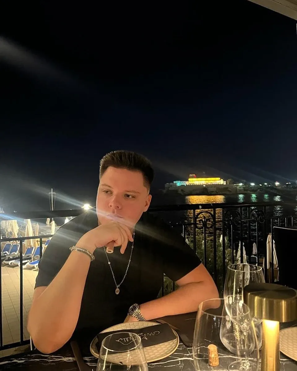 VitaPvPey à une table de restaurant